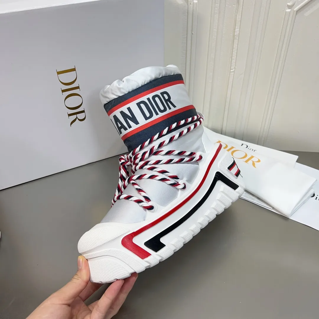 Men's shoes p600! The highest version on the market, Dior Dior's king style snow boots, ski boots, fat and cute, so cute →_→ from the DiorAlps limited series, unique. Shiny nylon Oblique print upper with criss-cross straps for an ideal fit. The technical fabric of the boot shaft, short-cut version, can be worn in the city or in the mountains. It makes the calf slimmer and taller, warm and concave. The boot shaft and sole are made of original waterproof padded lining. The embroidered fabric is original star ⭐ rubber non-slip thick sole and multi-module combination outsole. The size is 35-40. 41Customized
